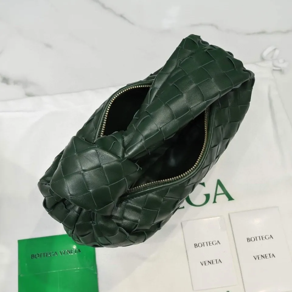 Batch 1120 BV Bottega Veneta's new early spring women's MINI JODIE handbag BV bag 🔥The new method is based on the original rounded corners, knotted with classic woven leather round hobo bag, The most iconic triangular pull-out design, using sheepskin draped soft shape, is super suitable for concave shapes~ Jodie feels really gentle to people, and is definitely the best item for daily matching. It has the same weave, new elements and twists, is compact and versatile, and is the new favorite of street style Internet celebrities! Dimensions: 23x28x8 Model: 6699-1